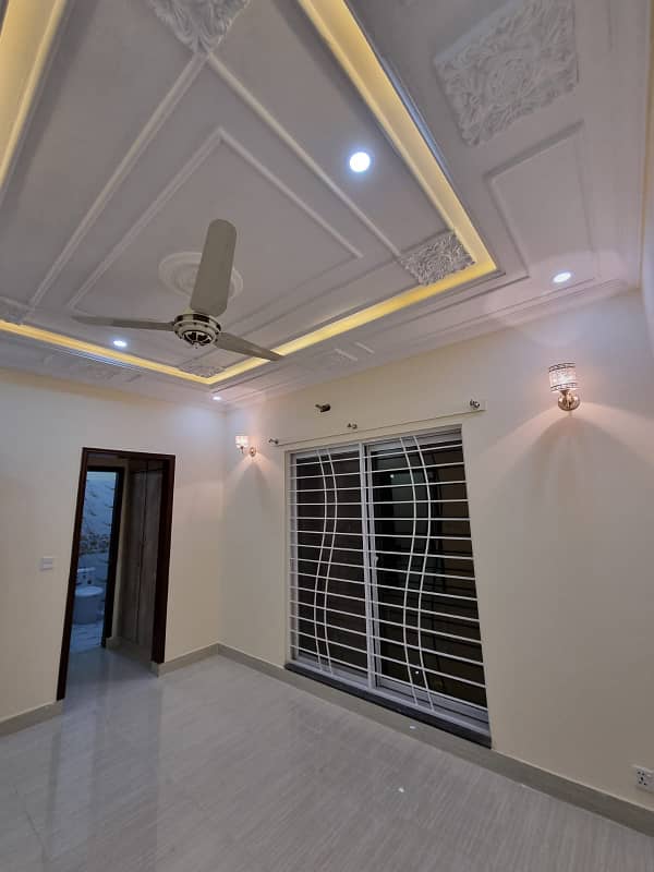 Near Sharif Medical 5 Marla Brand New House For Sale. 19