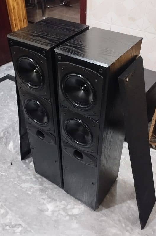 5x Tower Speakers Floor speakers and Subwoofer 1