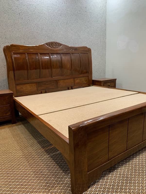 seesham pure wood Bed set (1 ki jga 10 bndo ko Check krwain) just call 2