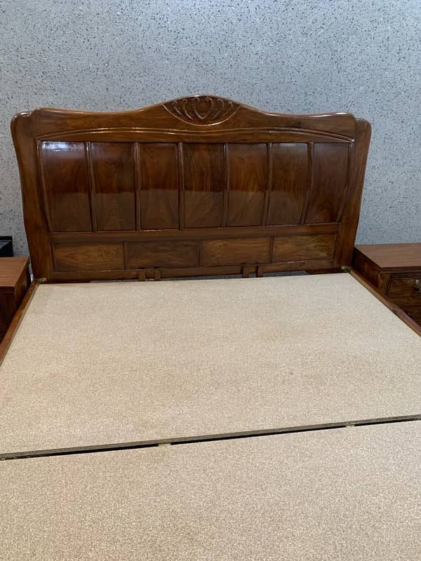 seesham pure wood Bed set (1 ki jga 10 bndo ko Check krwain) just call 4