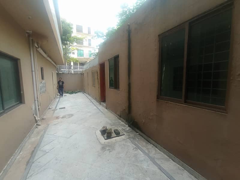 1 kanal tripple storey house for sale 3