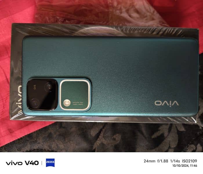 vivo v30.12gb , 256gb. green colour. 2