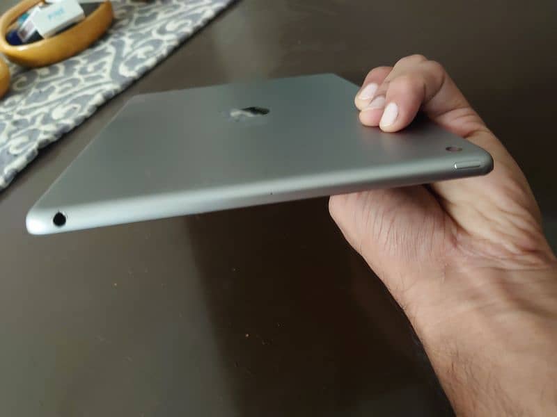 ipad 6th generation 32 GB 3