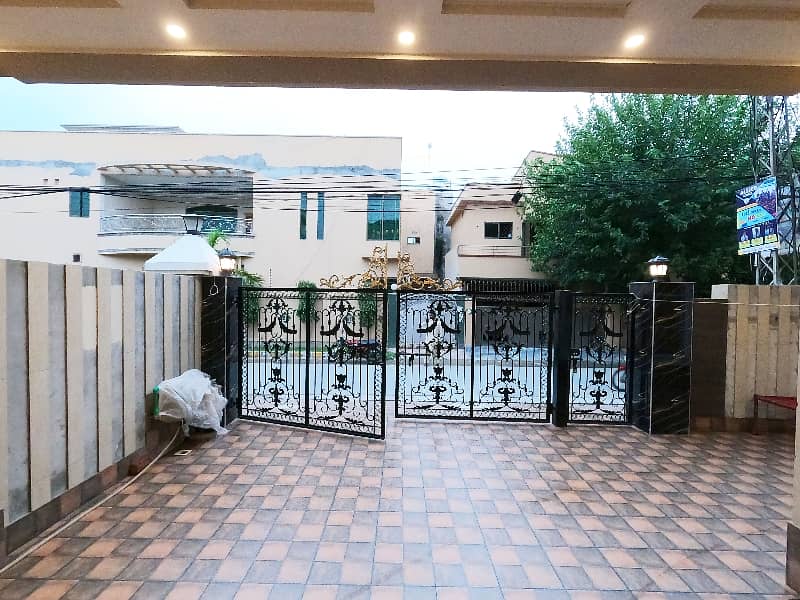 Johar Town Phase 1 - Block E1 House For Sale Sized 10 Marla 36