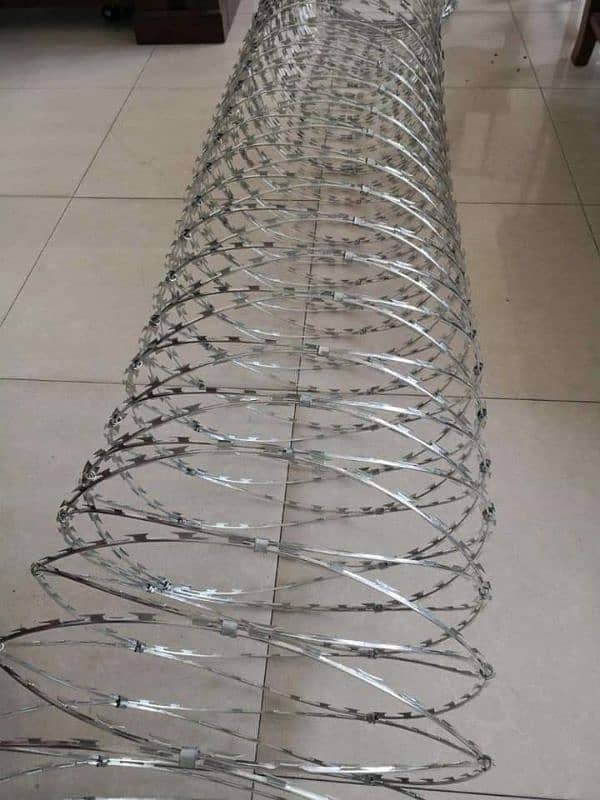 Razor wire Barbed wire Mesh Security jali / pipe Chain link Fence 14