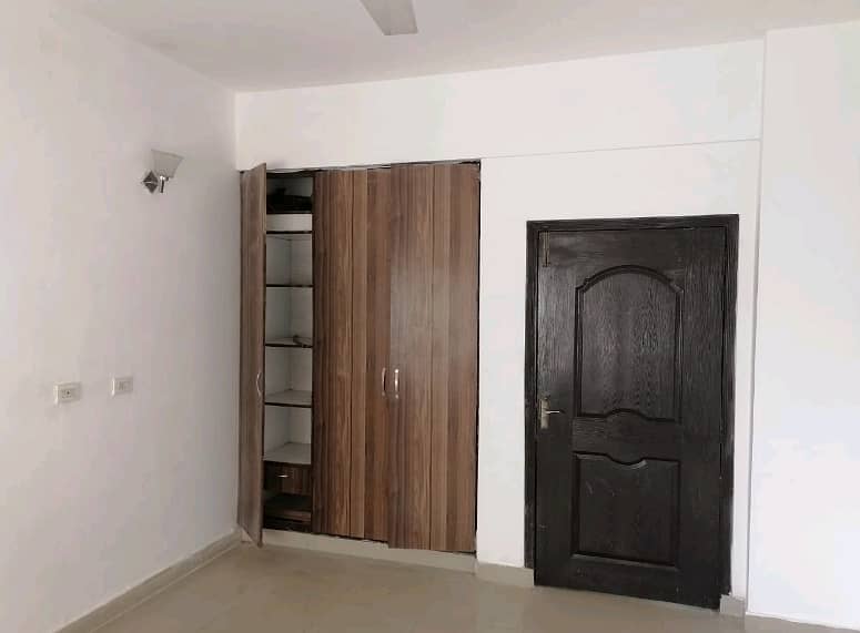 Flat In Askari 11 - Sector B Apartments Sized 10 Marla Is Available 2