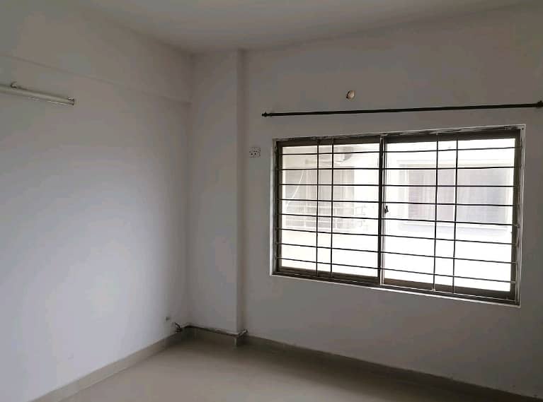 Flat In Askari 11 - Sector B Apartments Sized 10 Marla Is Available 3