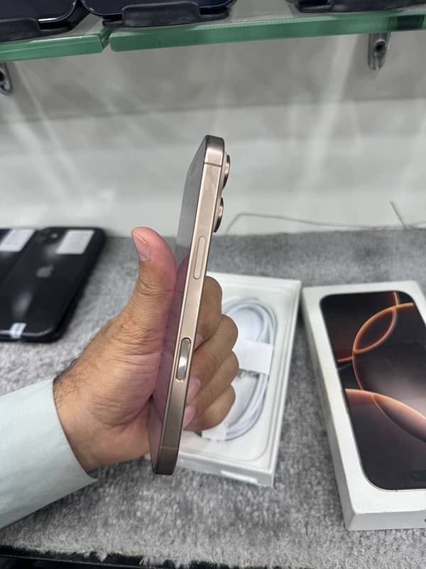 Iphone 16 Pro  Dersert Titanium 256 GB Non pta 6