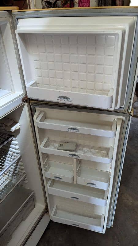 dowlance fridge for sell 2