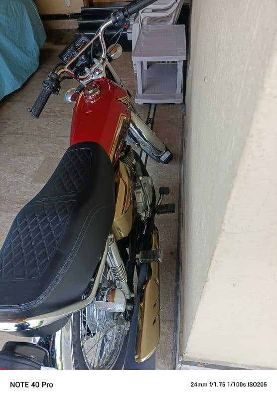 Honda 125 self start Gold Edition 24 ki sticker wala 1