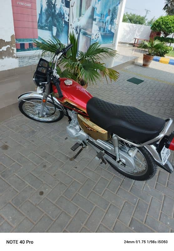 Honda 125 self start Gold Edition 24 ki sticker wala 4