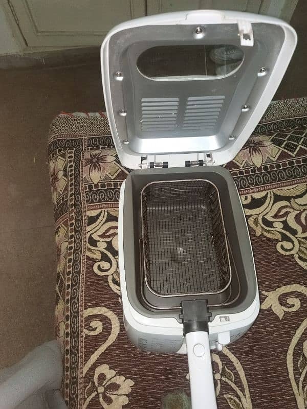 Deep Fryer Black and decker EF 20 Model 1