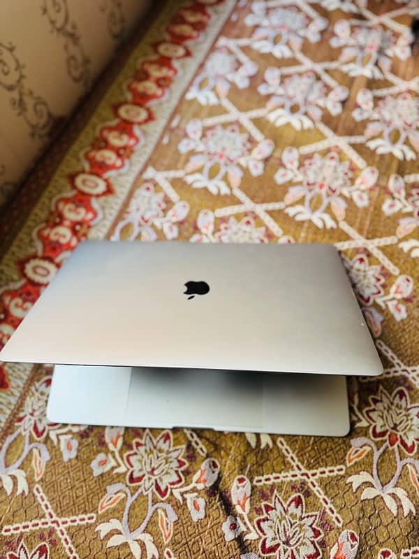 macbook pro 2018 15 inch 3