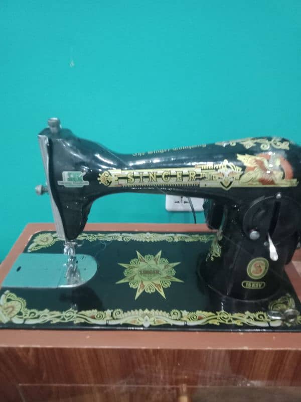 singer sewing machine in good condition slightly used 1