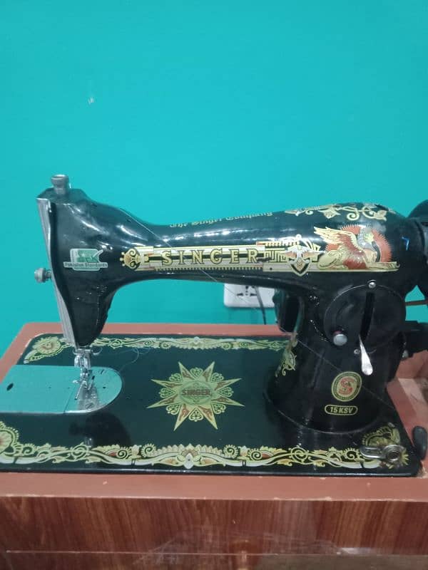 singer sewing machine in good condition slightly used 3