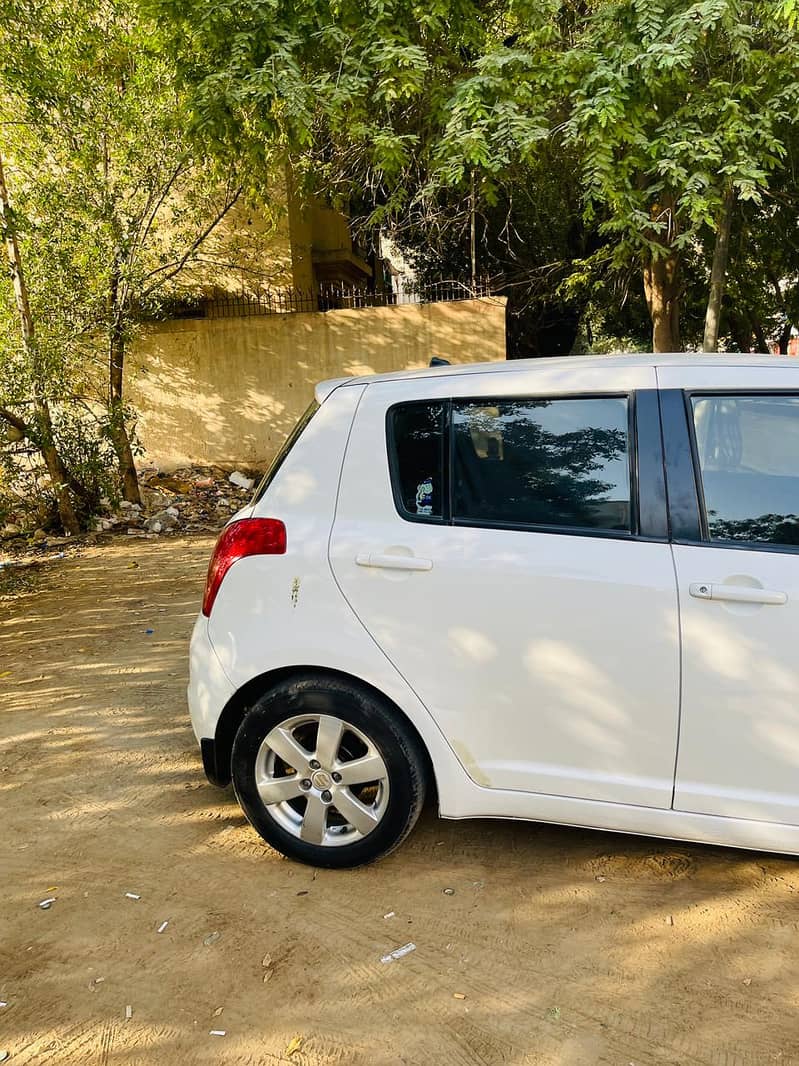 Suzuki Swift 2018 DLX 11