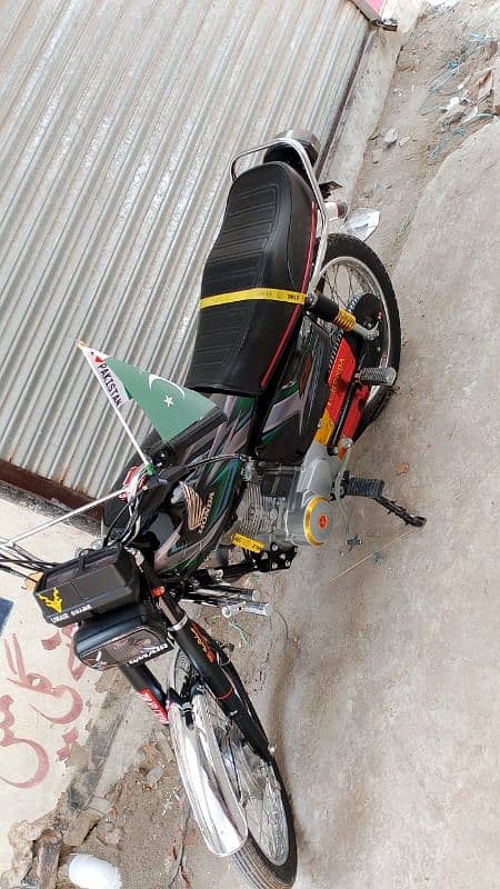 Honda 125 black color 2