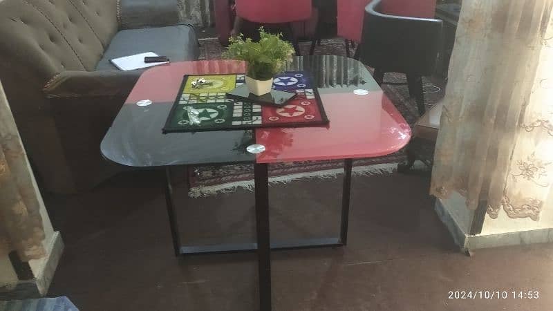 4 Seat Dinning Table | Colour Red and Black Theme | Condition 10/7 2