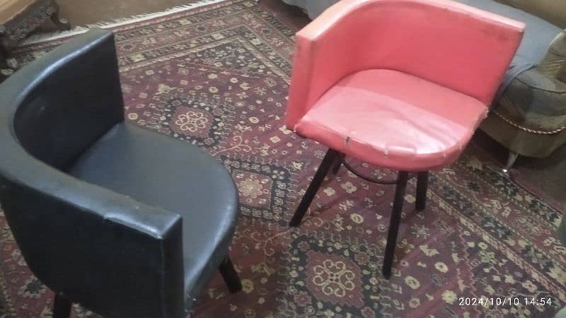 4 Seat Dinning Table | Colour Red and Black Theme | Condition 10/7 5