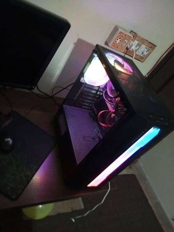 Custom PC build: i7th 4Gen with dual GPs, 16gb RAM and Thunder casing 6