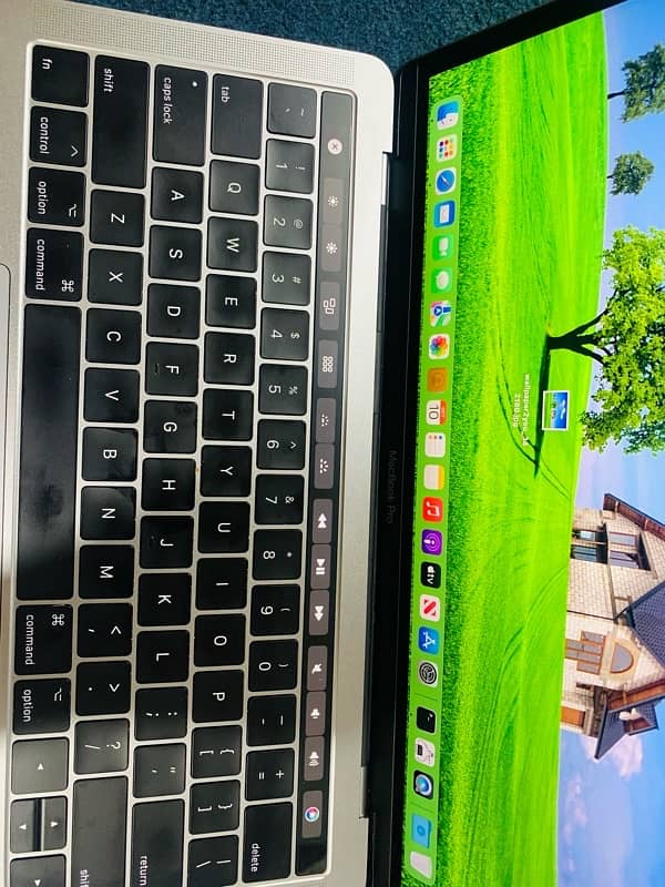 MacBookpro  model 2016 core i7  13 inch ram 16 256 ssd tauch bar 3