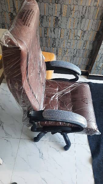 office chair,Tabel,3 stools 1