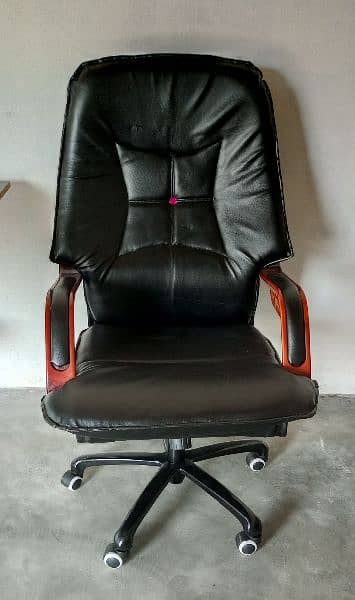 Full Size Office BOSS Chair, Condition 10/10 1