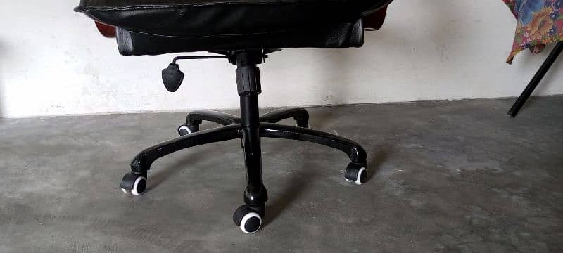 Full Size Office BOSS Chair, Condition 10/10 3