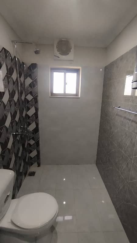 1 BEDROOM FULLY LUXURY FURNISH IDEAL LOCATION EXCELLENT FLAT FOR RENT IN BAHRIA TOWN LAHORE 10