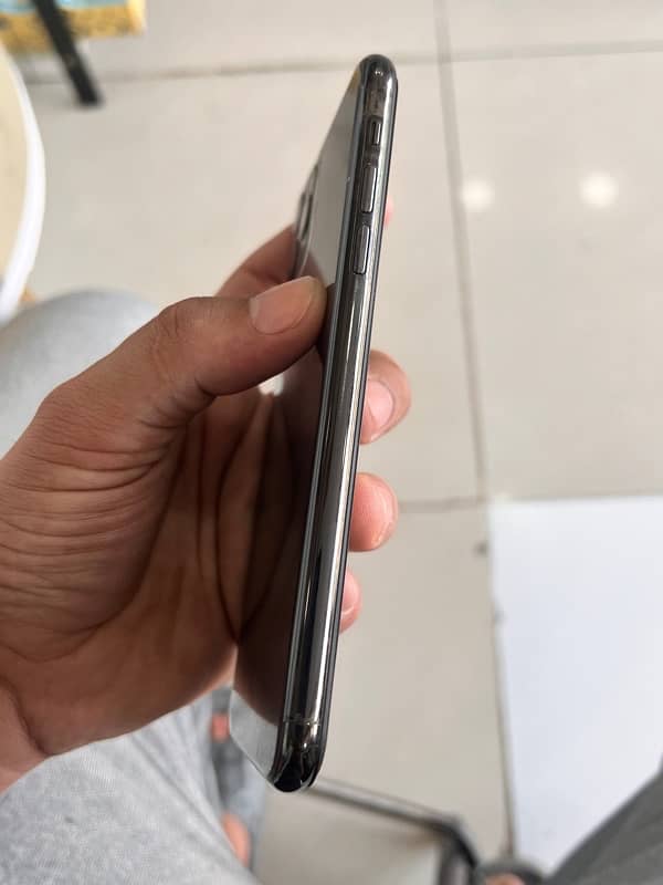 iphone 11 pro max / 64gb / PTA approved 1