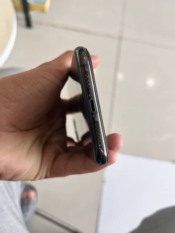 iphone 11 pro max / 64gb / PTA approved 4