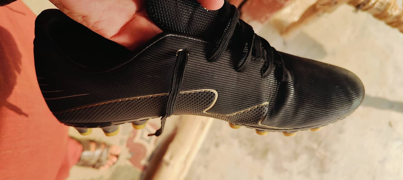 Used football boot for homeground training 13