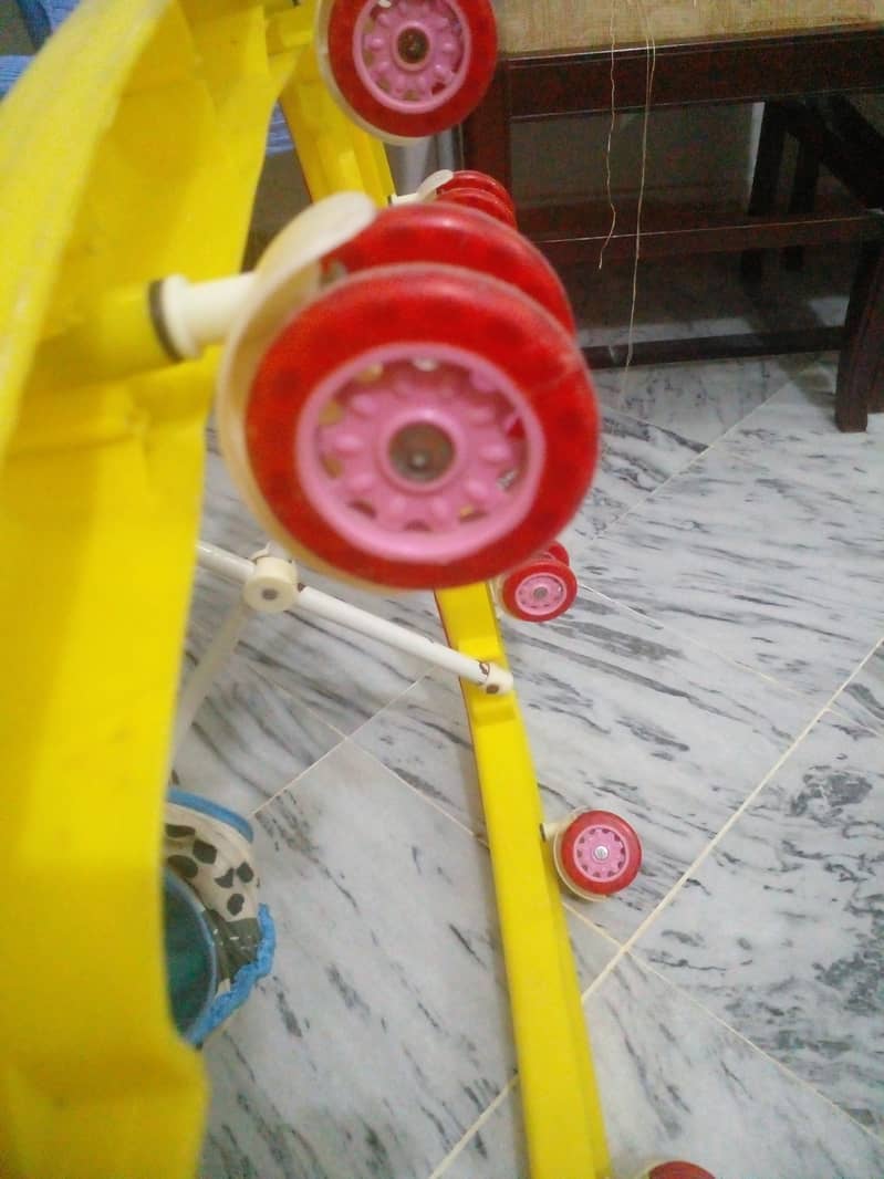 Baby walker with good condition 2