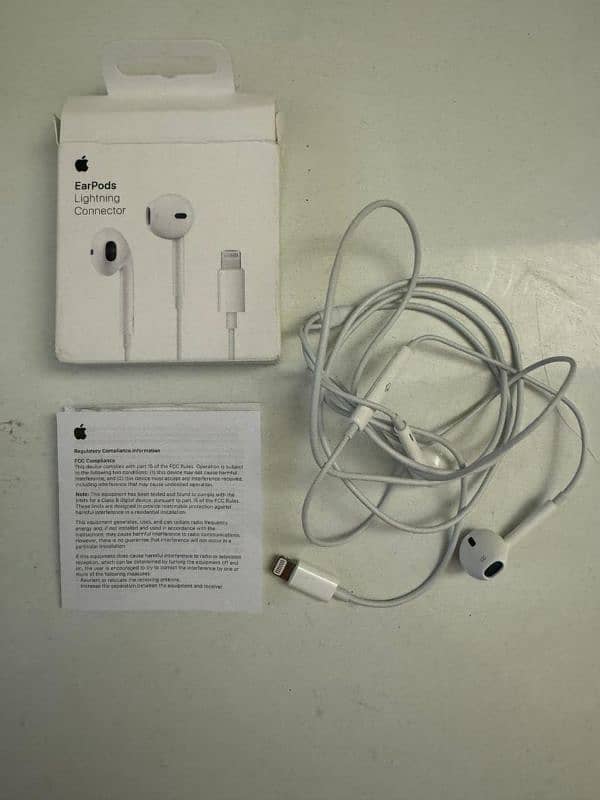 Apple original lightning earpods 0