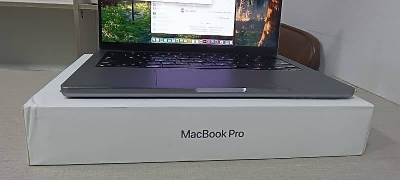 Apple MacBook Pro M1 14" 2021 With Box charger 7