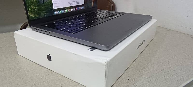 Apple MacBook Pro M1 14" 2021 With Box charger 8