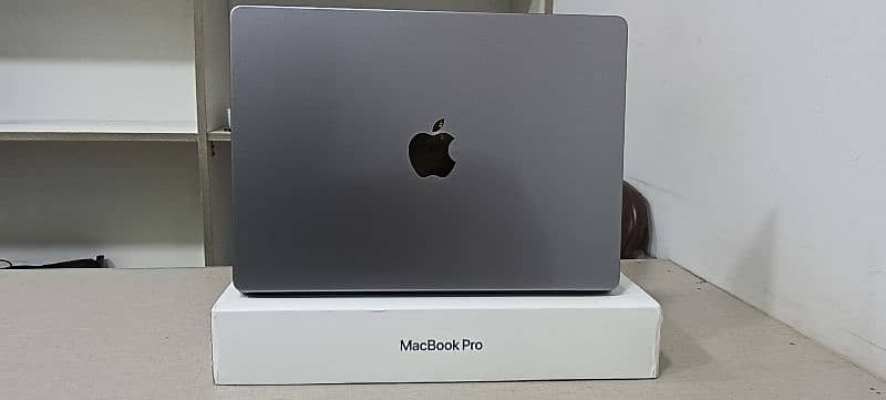 Apple MacBook Pro M1 14" 2021 With Box charger 9