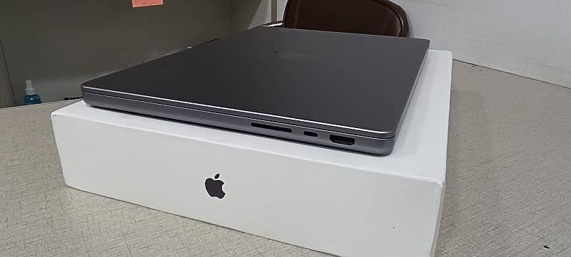 Apple MacBook Pro M1 14" 2021 With Box charger 11