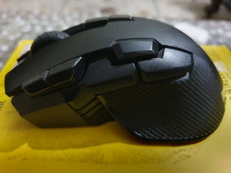 Corsair Ironclaw Wireless RGB Gaming Mouse 2