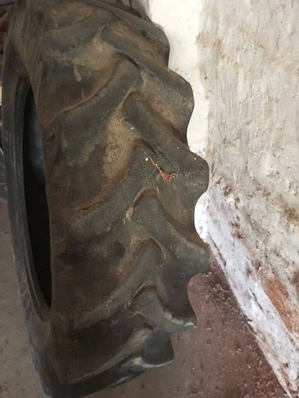 480 tractor 2 back tyre for sale 3