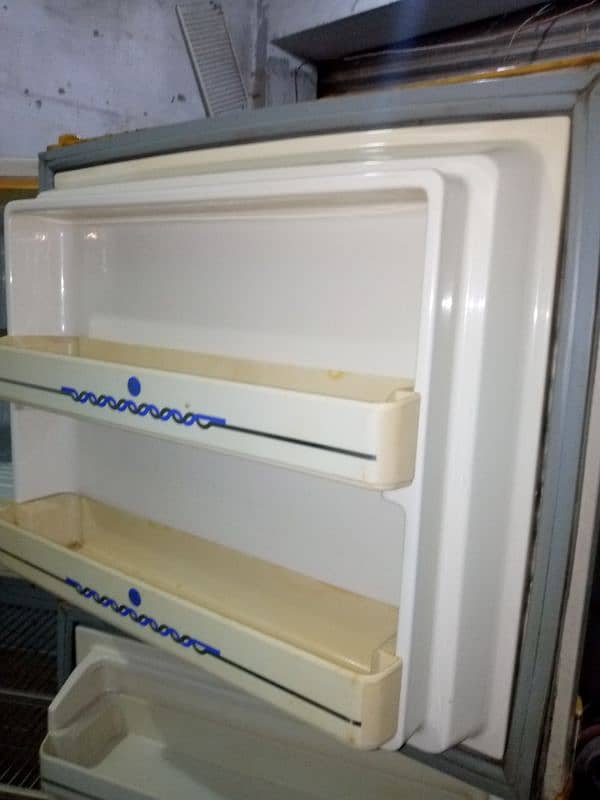 Dawlance fridge for sale. Pr/19500 12