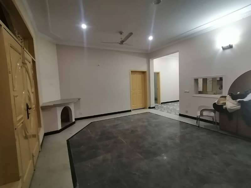 In Allama Iqbal Town - Jahanzeb Block House Sized 10 Marla For rent 9