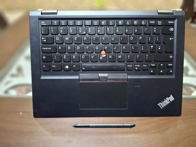 Lenovo ThinkPad Yoga x390 with original Stylus  Core i5  Gen: 8th RAM 4