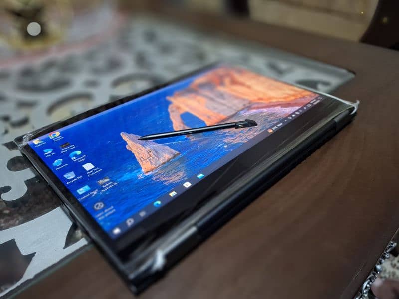 Lenovo ThinkPad Yoga x390 with original Stylus  Core i5  Gen: 8th RAM 8