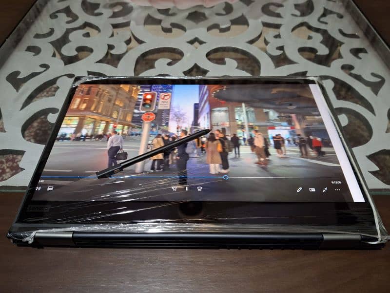 Lenovo ThinkPad Yoga x390 with original Stylus  Core i5  Gen: 8th RAM 9