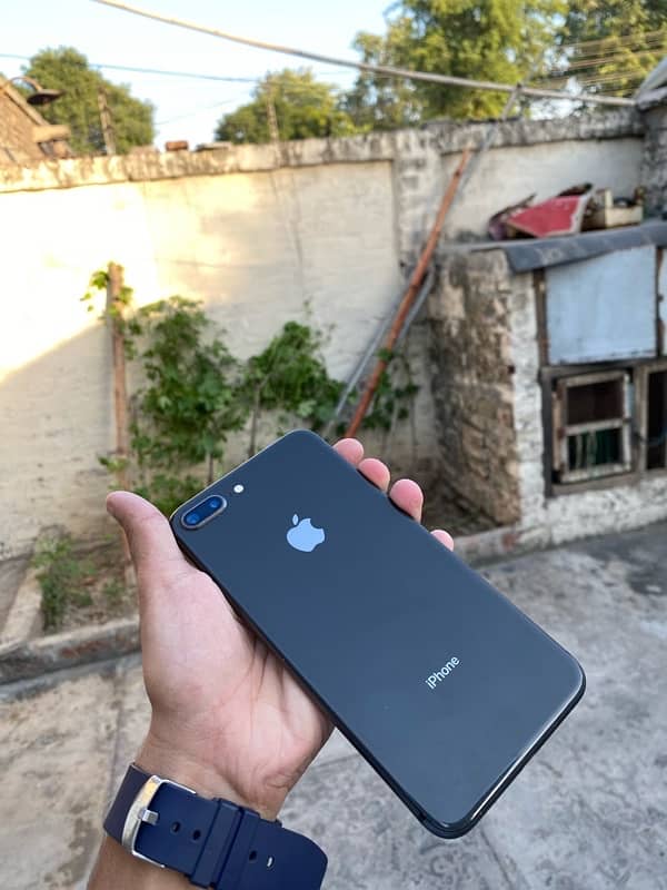 iPhone 8 Plus 1