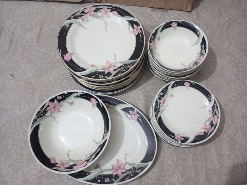 26 pieces dinner set condition 10/10 6