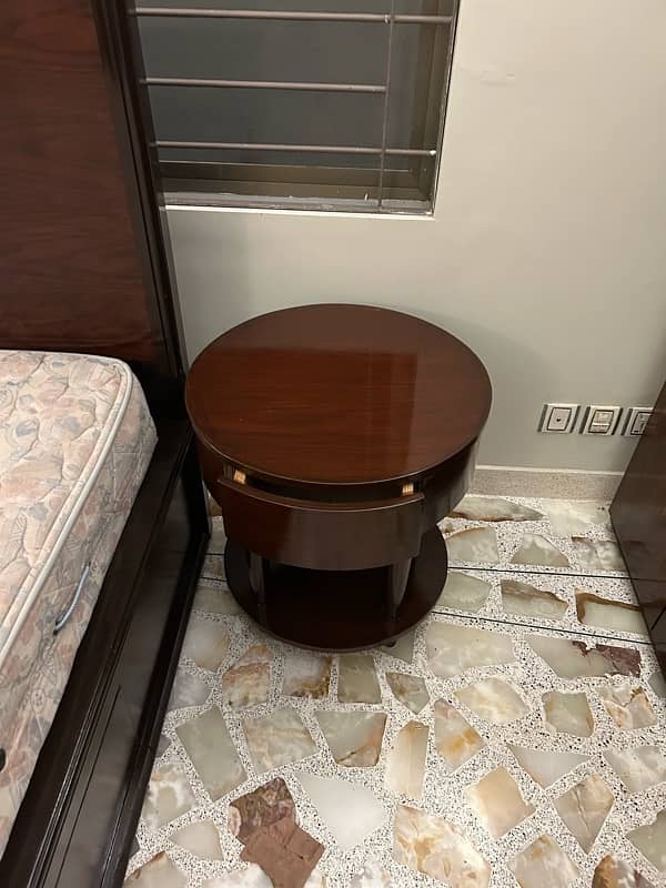 Brand new condition Bed/Side tables/Dressing Table with Long mirror 4