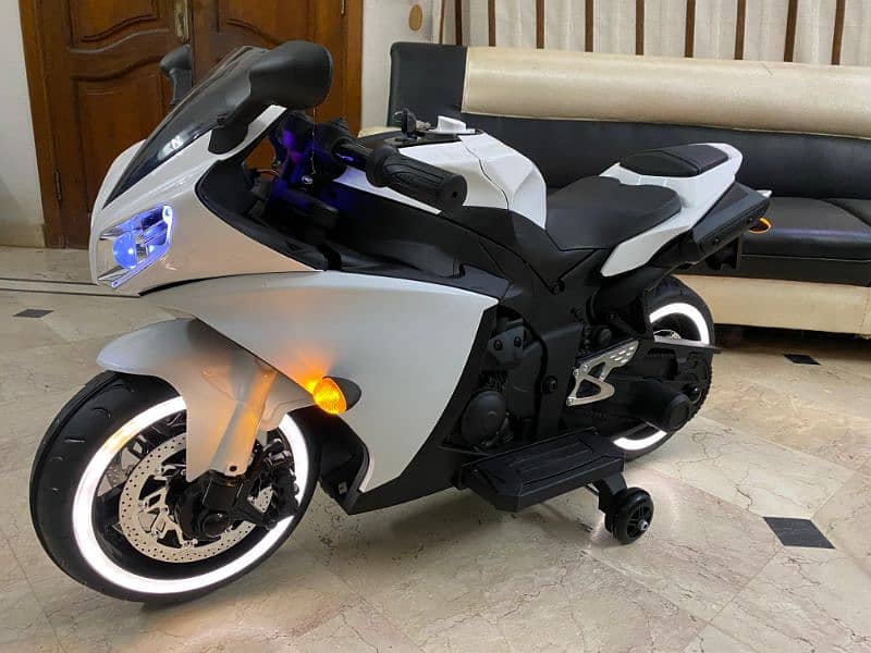 sports bike r1 model almost new 2