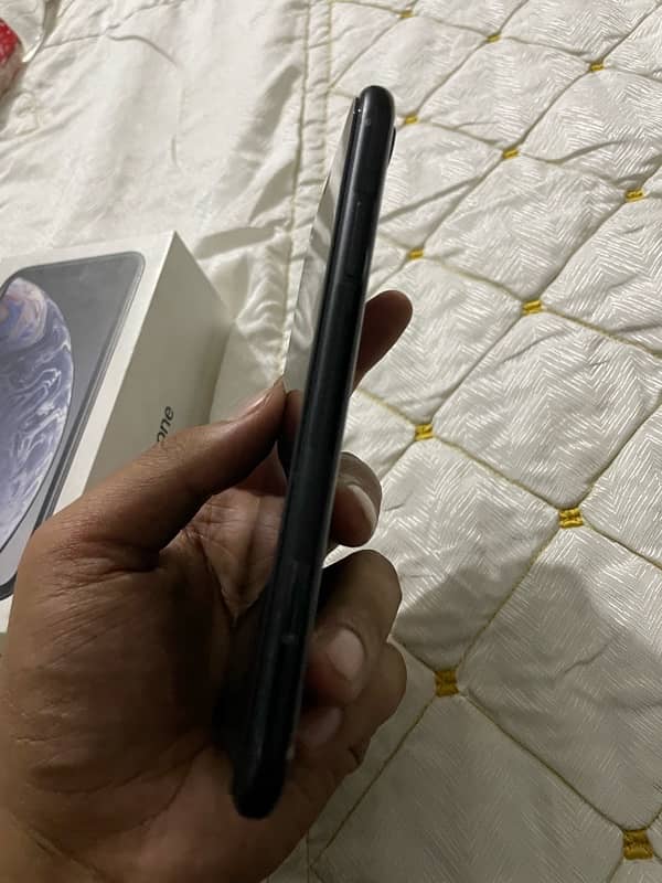 iphone xr 64 gb factory unlock black colour 5